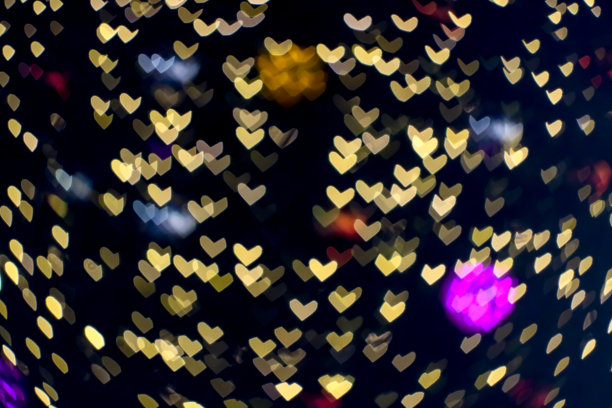 墙上抽象的散景和模糊的心形情人节彩色夜灯图片下载