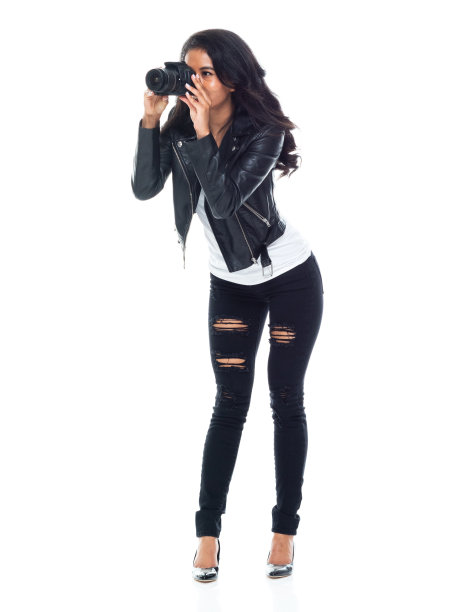 拉丁美洲和西班牙裔的年轻女性游客穿着皮夹克和拿着相机图片下载
