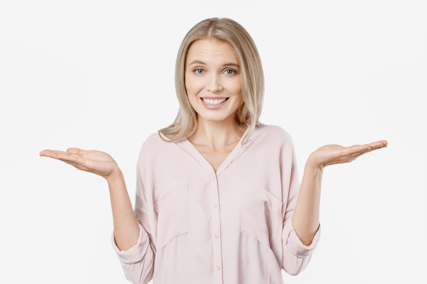 年轻的白人女孩举起她的手，遗憾地孤立在白色的背景图片下载