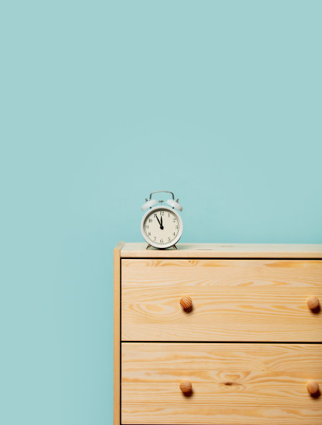 床头柜上的老式闹钟图片下载