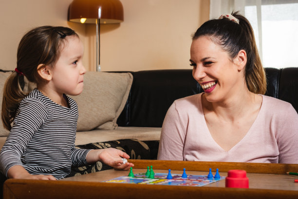 家人在家里玩棋盘游戏。图片下载
