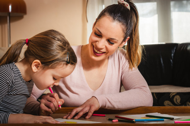 母亲和女儿在画画。图片下载