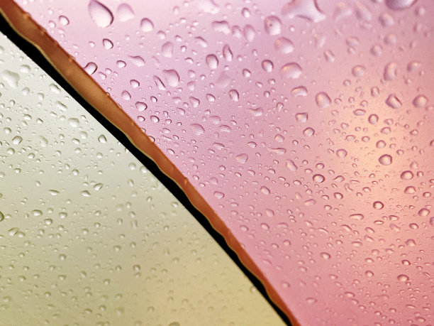 五颜六色的湿伞在阳光下，抽象的雨滴图片下载