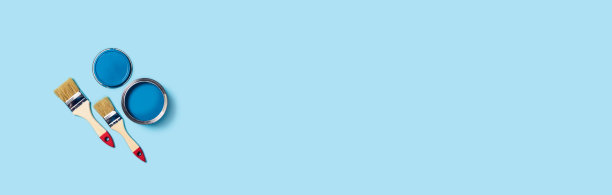 蓝色背景与油漆罐和画笔。图片下载