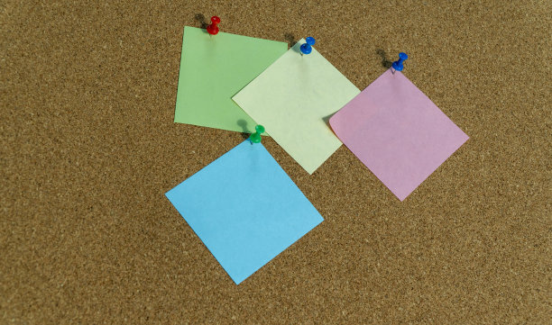 挂图上贴着彩色的贴纸图片下载