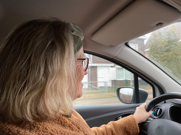 路上的女人图片下载