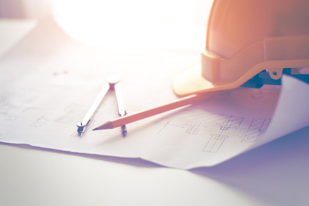 安全帽放在桌子上图片下载