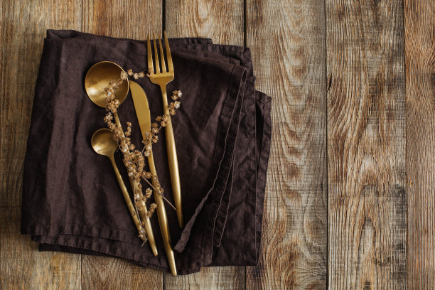 餐具放在桌子上图片下载