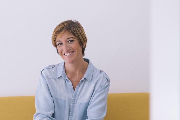 沙发上愉快的同事。一个单身的职业妇女的肖像。图片下载