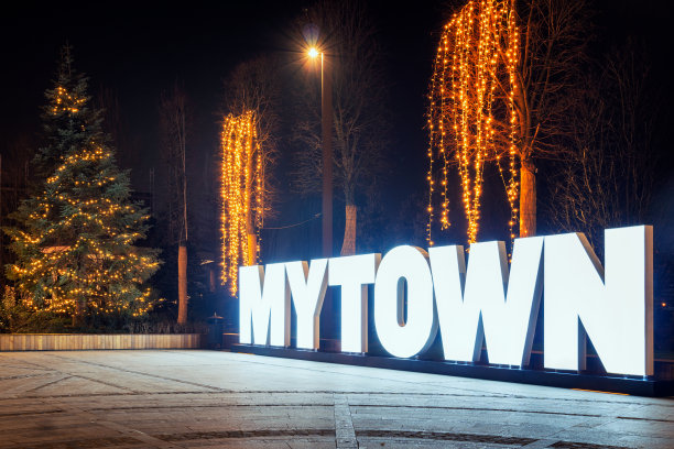 晚上在城市的街道上图片下载