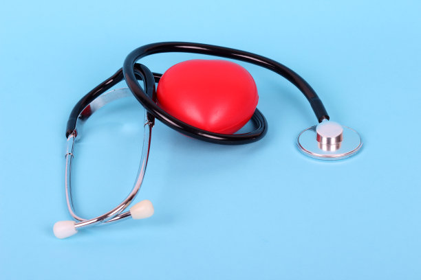 听诊器和心脏分离，蓝色背景图片下载