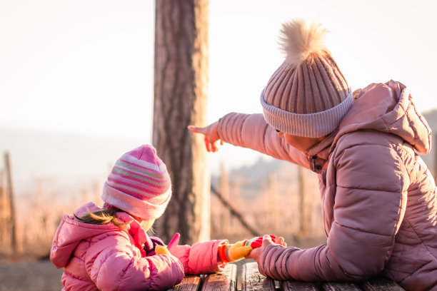妈妈和女儿在公园里。图片下载