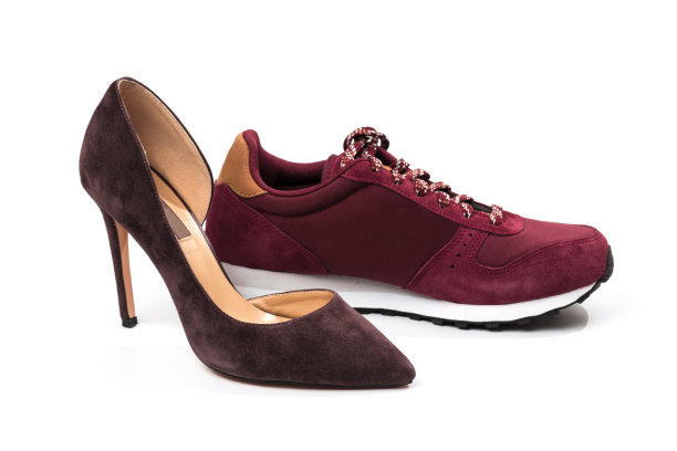 照片的新运动鞋和新妇女的高跟鞋隔离图片下载