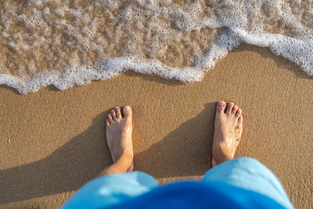 站在沙滩上图片下载