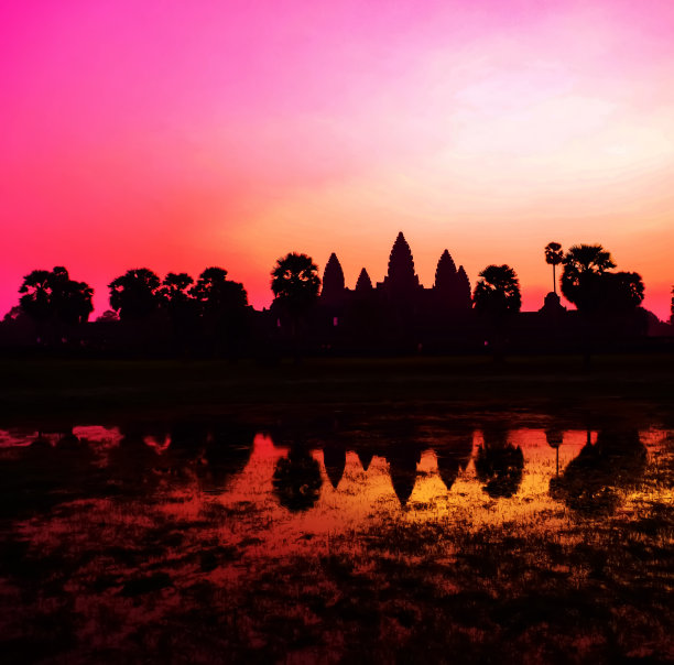 柬埔寨古庙吴哥窟的正面剪影图片下载