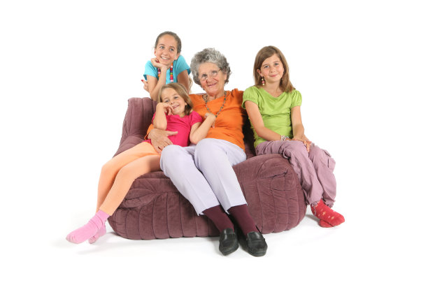 祖母和她的孙子们在沙发上摆姿势图片下载