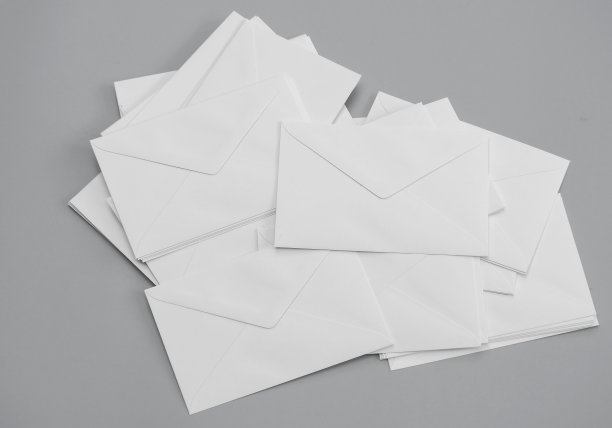 白色信封。一套信封孤立在灰色背景图片下载