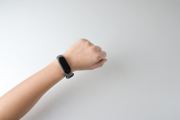 人们在手腕上佩戴带有孤立白色背景的智能手表。图片下载