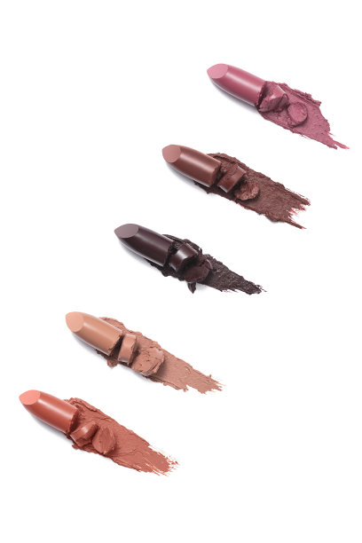 一套不同颜色的口红涂抹孤立的白色背景图片下载