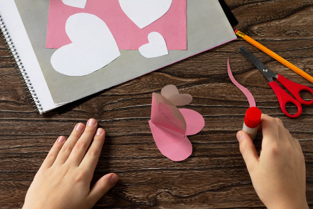 第六步指令。贺卡用鼠标心祝贺。儿童艺术项目为儿童制作工艺品。工艺为儿童。图片下载