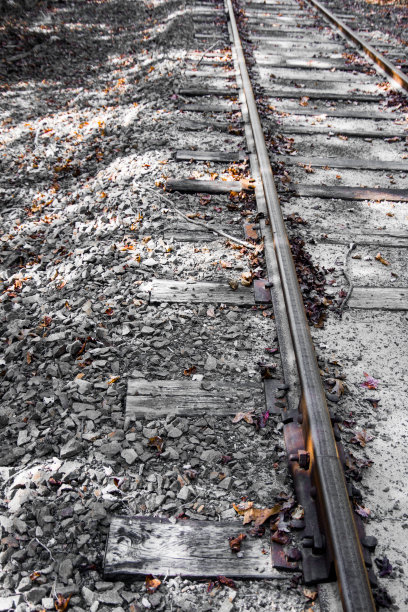 黑白背景中桔黄色的铁路路段图片下载