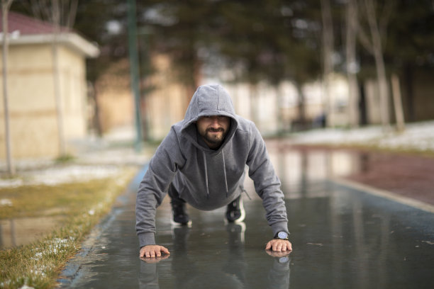一个年轻的运动员在雨中锻炼的照片图片下载