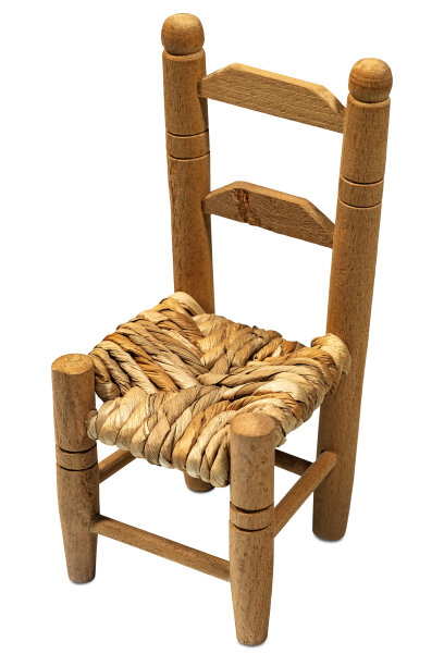 稻草座椅的老式木椅-白色隔离图片下载