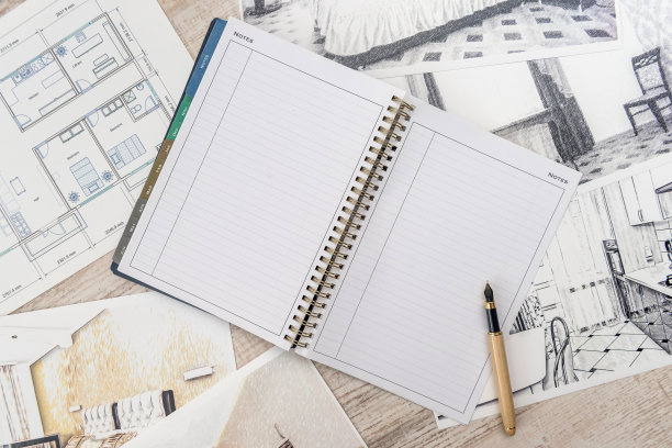 经典房间草图的未完成草稿，空白的记事本，桌上的彩色工具。图片下载