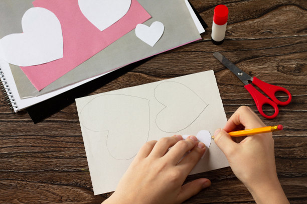 第2步指令。贺卡用鼠标心祝贺。儿童艺术项目为儿童制作工艺品。工艺为儿童。图片下载