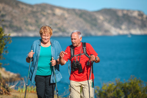 西班牙高年级学生在地中海沿岸享受一日徒步旅行图片下载