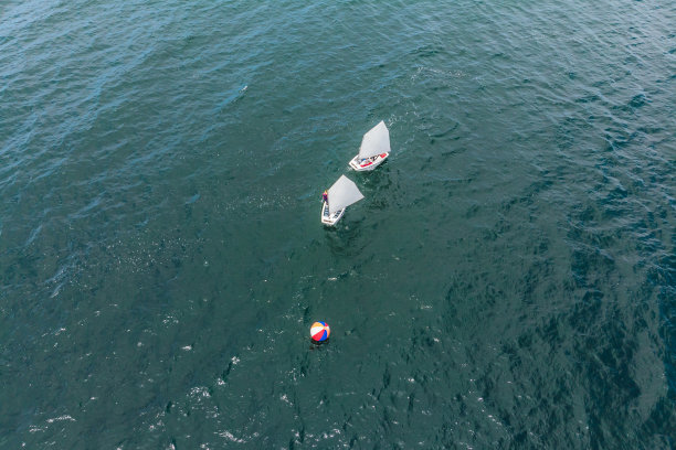 无人机照片上的年轻青少年在小帆船比赛在地中海翡翠海图片下载