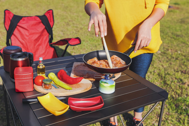 成年女性在大自然中做饭图片下载