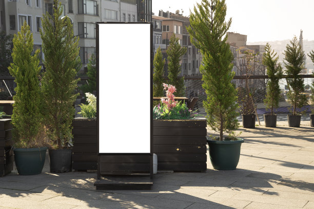 咖啡馆前的空白菜单板图片下载