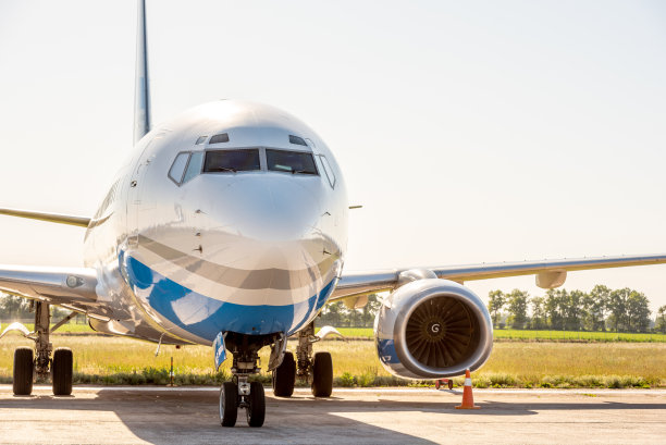 飞机客舱正面视图。客机即将起飞。夏天旅游的概念图片下载