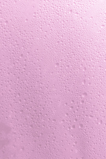 背景纹理湿粉色玻璃与雨滴在太阳和镜头光晕。冷凝露水图片下载