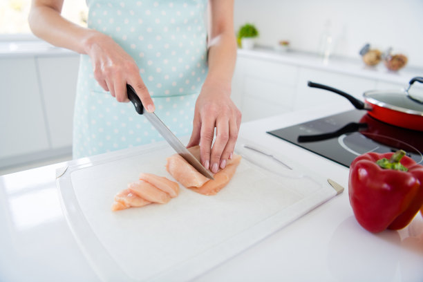 家庭主妇双手切鸡肉的照片周末早上烹饪美味的晚餐准备家庭丈夫孩子明亮的光线厨房室内图片下载