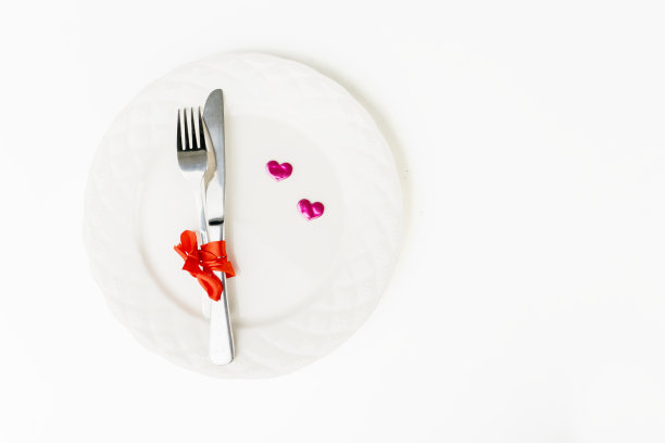 盘子里有刀叉和小摆设图片下载