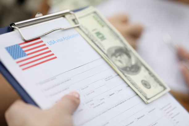 为去另一个国家旅行攒钱图片下载