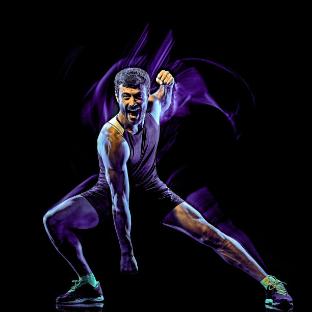 健身有氧拳击锻炼身体搏击男子孤立黑色背景图片下载