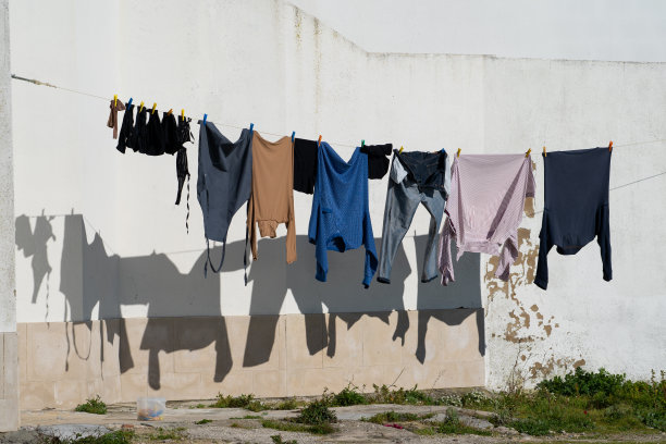 晾衣绳上随意放些干净衣服晾着。在葡萄牙图片下载