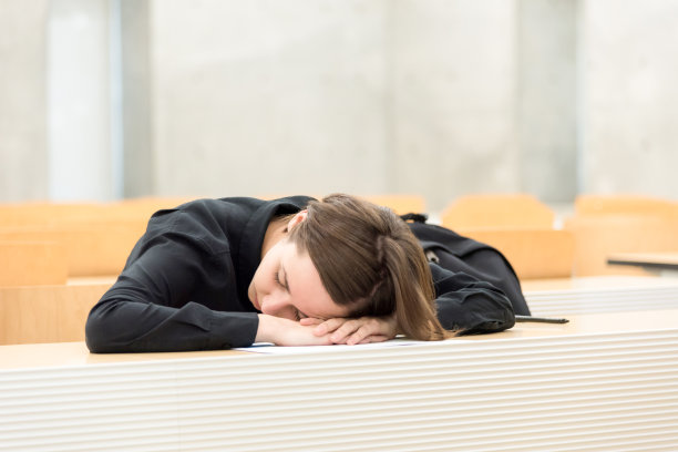 年轻女子在课堂上(无聊，打瞌睡，疲劳)图片下载