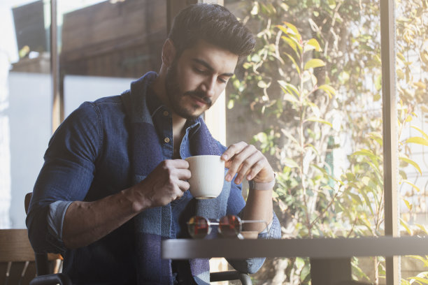 手里拿着咖啡杯的帅哥图片下载