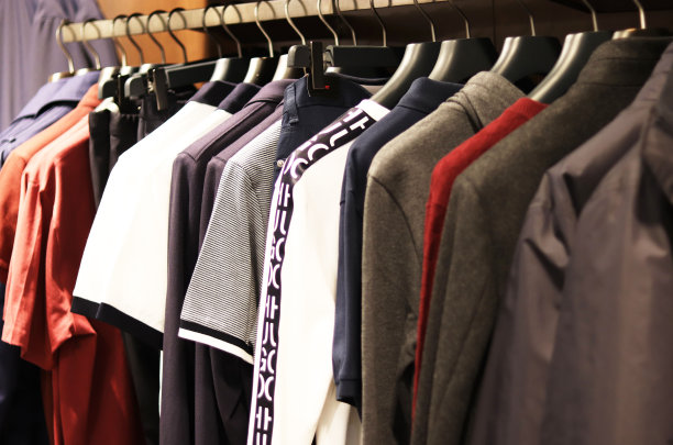 商店里挂在衣架上的男士衣服图片下载