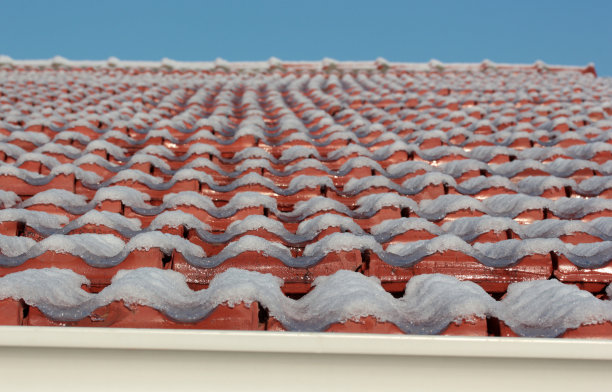 覆盖着雪的红色瓷砖图片下载