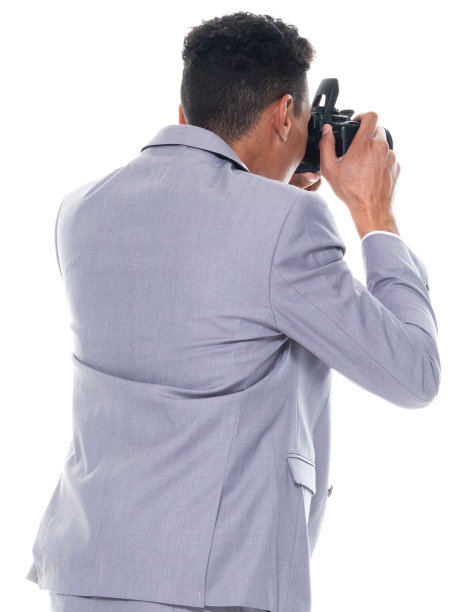 非裔美国人年轻男性摄影师站着拿着相机图片下载