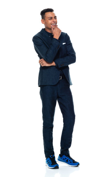 穿着衬衫的非洲裔男性商人站在那里图片下载