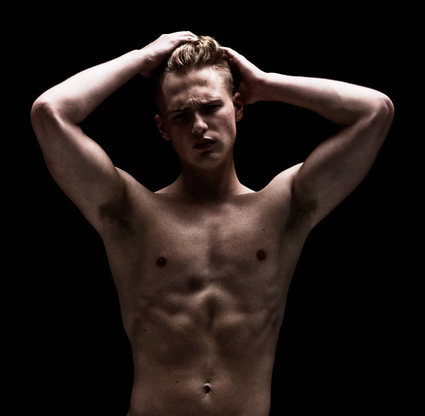 白人男性，黑人背景图片下载