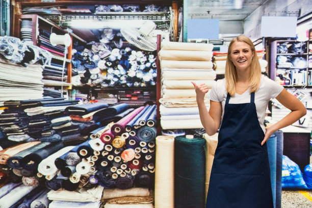 年轻的白人女商人站在服装店的布料店穿着衬衫图片下载