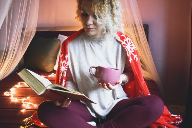 女人冬天躺在床上，看书图片下载