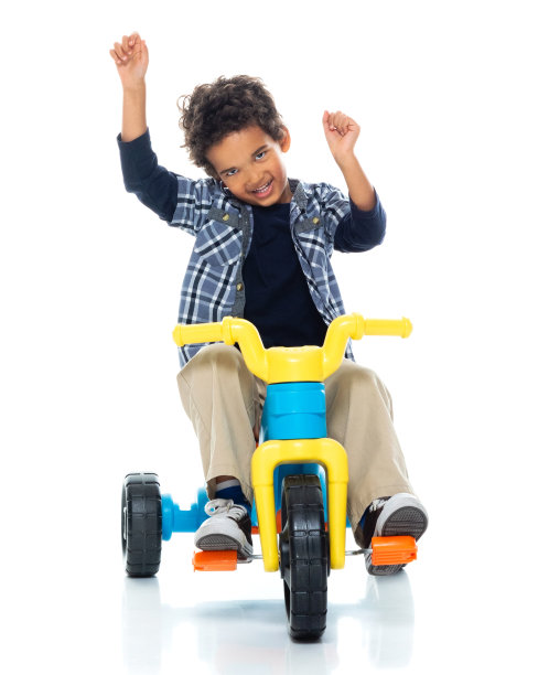 男孩和使用自行车图片下载